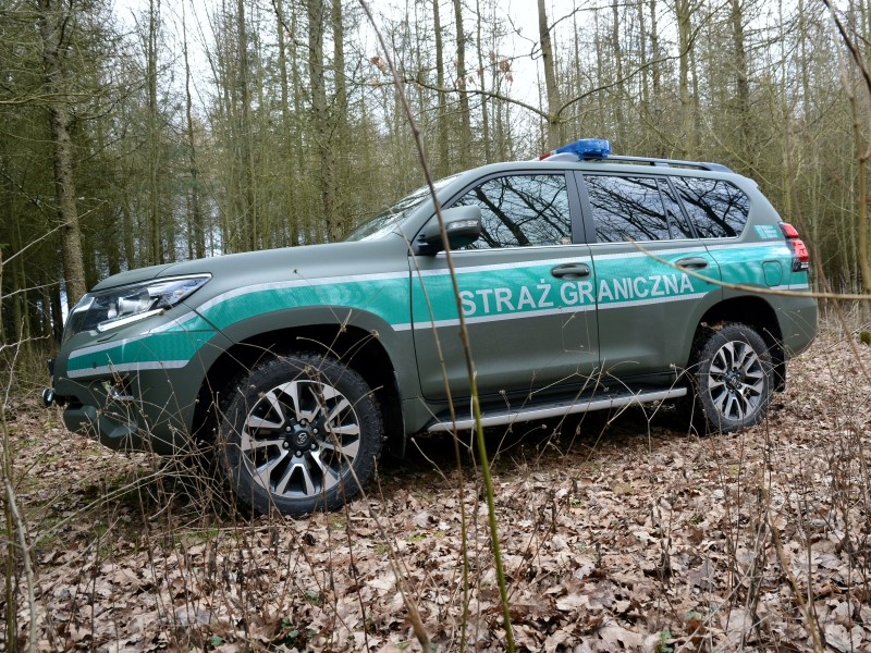 NOWE TOYOTY LAND CRUISER PATROLUJĄ GRANICĘ POLSKO-ROSYJSKĄ