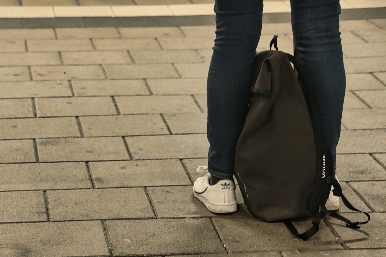 ZBYT CIĘŻKIE TORNISTRY PRZYCZYNĄ WAD POSTAWY