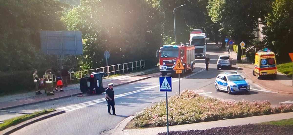 NIE DOSTOSOWAŁA PRĘDKOŚCI… W EFEKCIE POJAZD WYWRÓCIŁ SIĘ