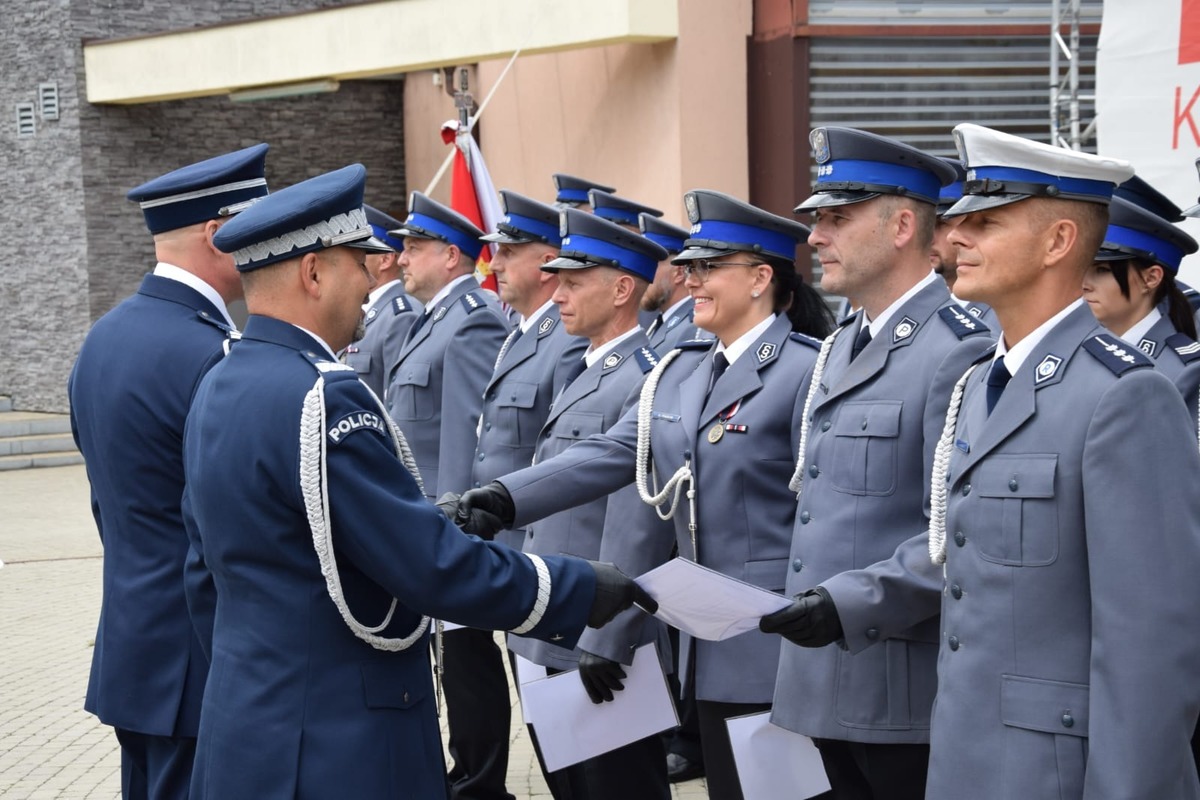 ODZNACZENIA I AWANSE PODCZAS UROCZYSTYCH OBCHODÓW ŚWIĘTA POLICJI