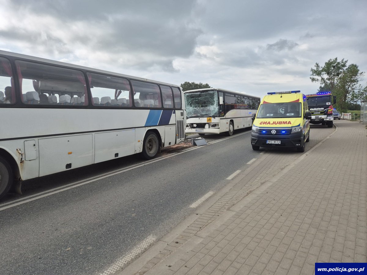 POLICJANCI WYJAŚNIAJĄ OKOLICZNOŚCI ZDARZENIA DROGOWEGO Z UDZIAŁEM DWÓCH AUTOKARÓW PRZEWOŻĄCYCH DZIECI